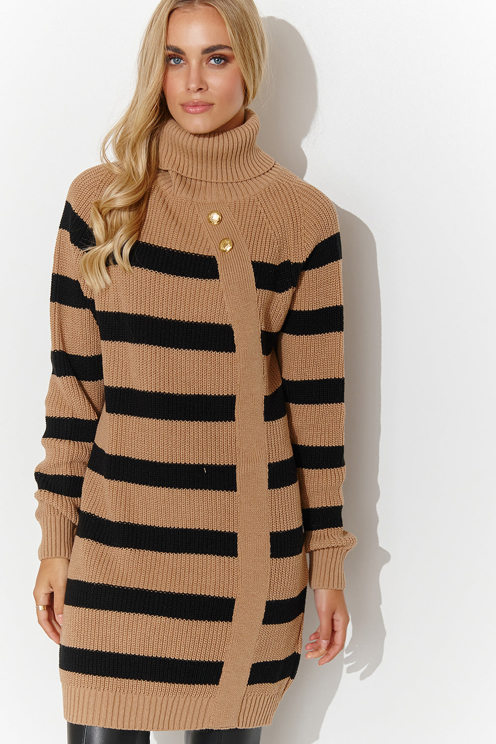 Jersey de cuello alto modelo 187972 Makadamia