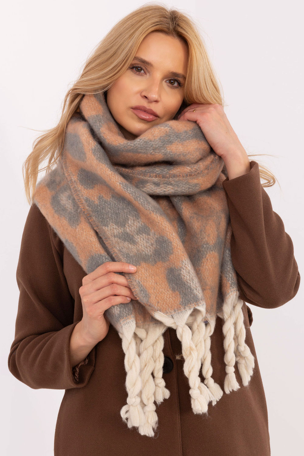Mantón modelo 205964 AT
