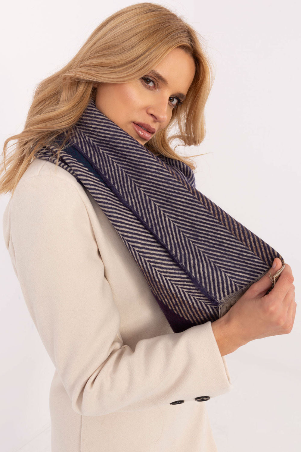 Mantón modelo 206042 AT