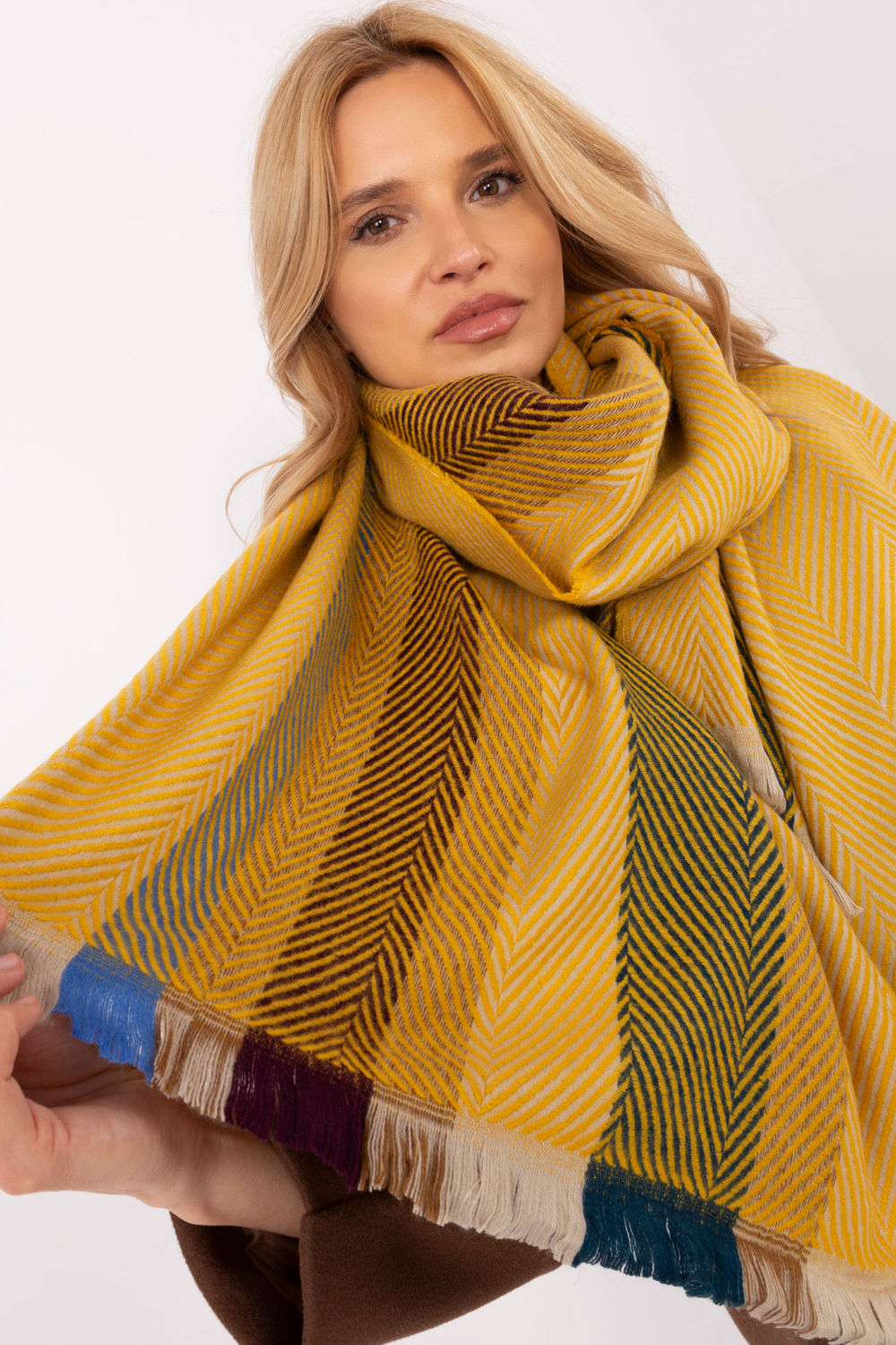 Mantón modelo 206043 AT