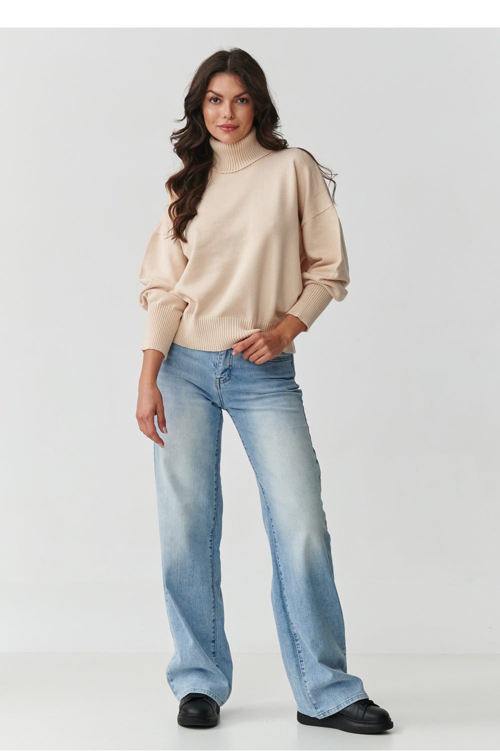 Jersey de cuello alto modelo 217393 Makadamia