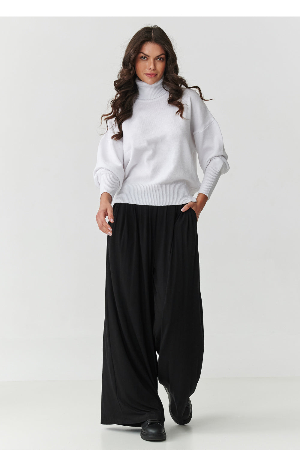 Jersey de cuello alto modelo 217399 Makadamia