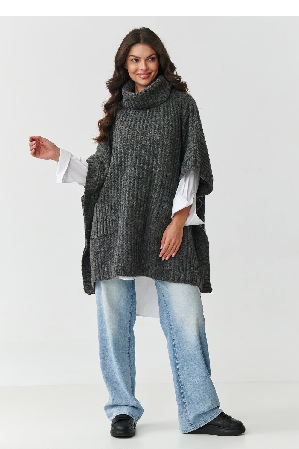 Jersey de cuello alto modelo 217653 Makadamia