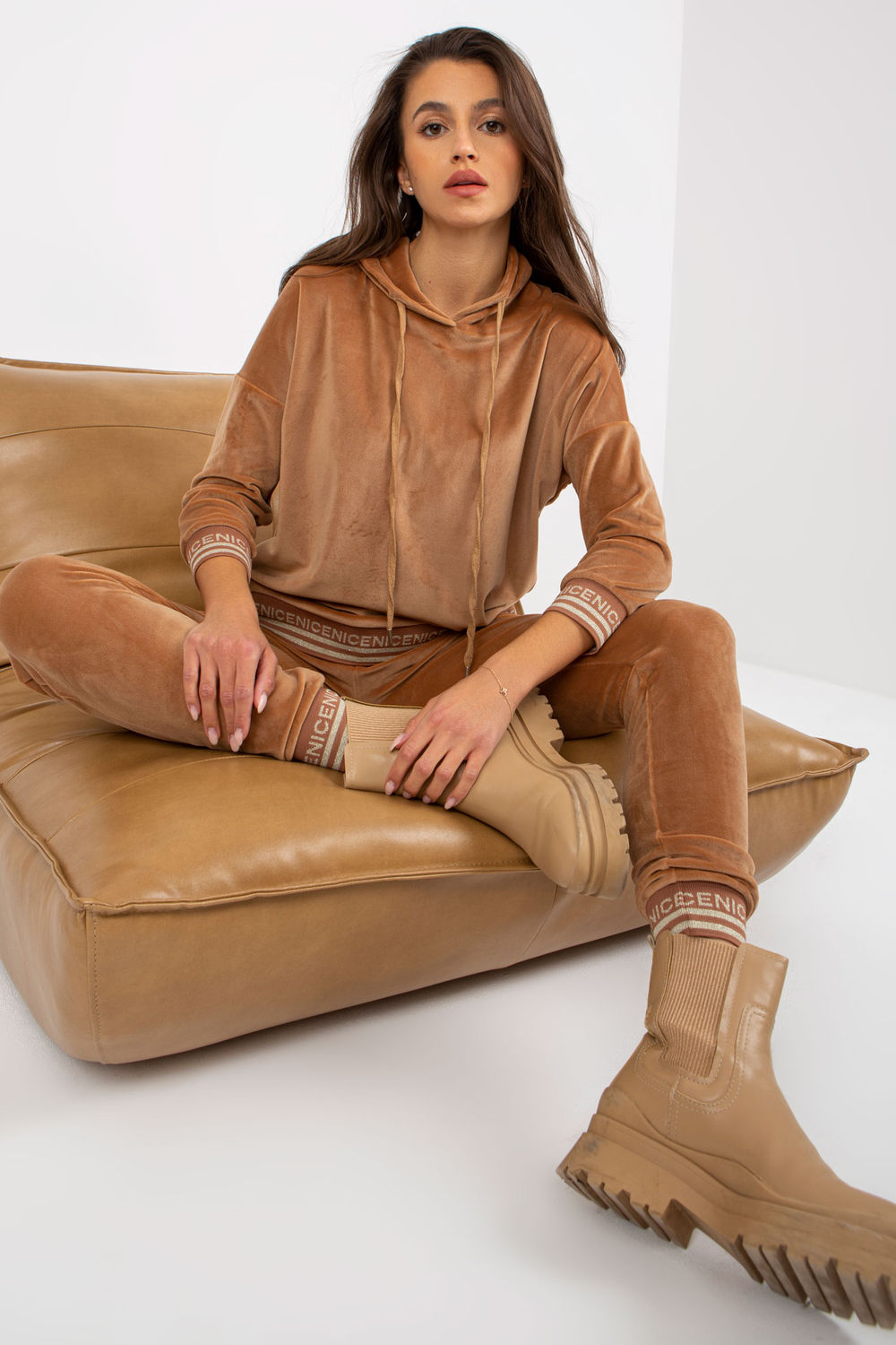 Conjunto modelo 172690 Relevance