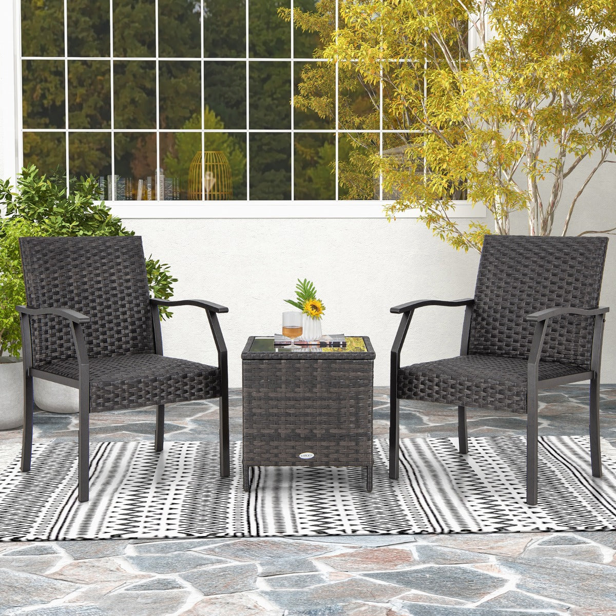 Conjunto de 3 Piezas de Mesa de Vidrio Templado y 2 Sillas de Mimbre con Asientos Acolchados Estructura de Metal para Patio Jardín Marrón