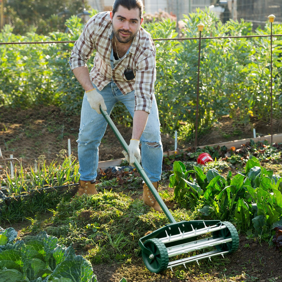 Rodillo Aireador de Césped Enrollable de 46 cm Aireación con Púas Giratorio Escudo Protector Aireación de Suelo Pesada para Jardín Patio